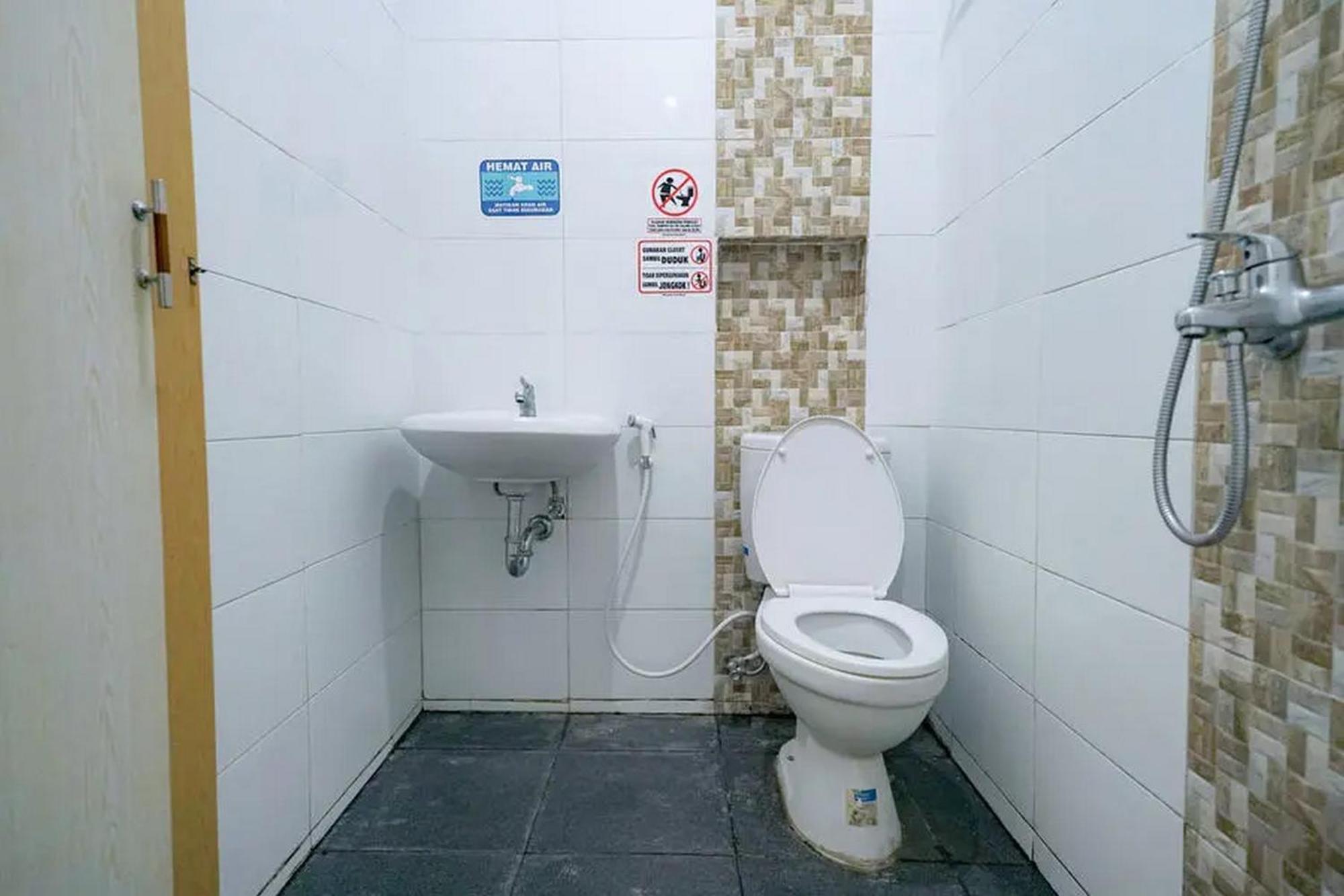 ホテル Reddoorz Near Ekowisata Mangrove Belawan 部屋 写真